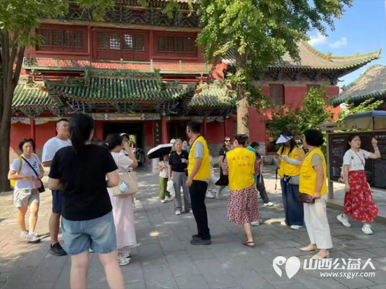 立秋次日凉风吹志愿讲解暖游人----长治市文保服务中心组织志愿者在城隍庙开展公益义务讲解服务让游客读懂这片古建的独特魅力 - 第12张 - 山西公益人 立秋次日凉风吹志愿讲解暖游人----长治市文保服务中心组织志愿者在城隍庙开展公益义务讲解服务让游客读懂这片古建的独特魅力 - 第12张