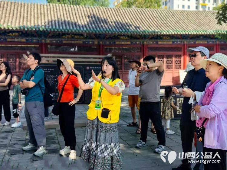 立秋次日凉风吹志愿讲解暖游人----长治市文保服务中心组织志愿者在城隍庙开展公益义务讲解服务让游客读懂这片古建的独特魅力 - 第2张 - 山西公益人 立秋次日凉风吹志愿讲解暖游人----长治市文保服务中心组织志愿者在城隍庙开展公益义务讲解服务让游客读懂这片古建的独特魅力 - 第2张