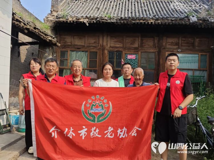 介休市敬老协会组织志愿者入户探访南张家庄村80岁张志杰老人家中为老人打扫室内外卫生刷洗锅碗瓢盆做饭包饺子 - 第1张