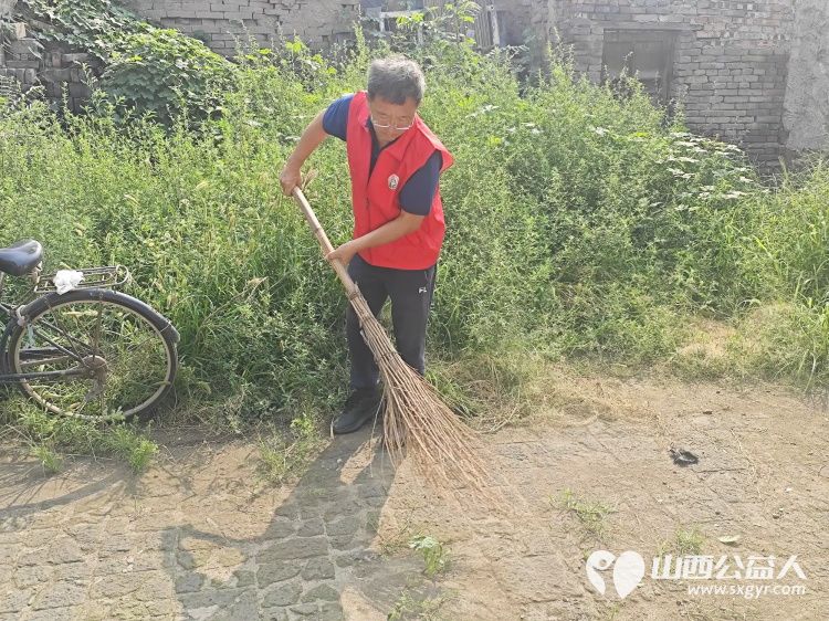 介休市敬老协会组织志愿者入户探访南张家庄村80岁张志杰老人家中为老人打扫室内外卫生刷洗锅碗瓢盆做饭包饺子 - 第12张