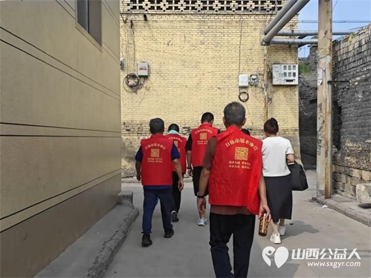 介休市敬老协会组织志愿者入户探访南张家庄村80岁张志杰老人家中为老人打扫室内外卫生刷洗锅碗瓢盆做饭包饺子 - 第3张