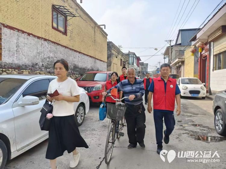 介休市敬老协会组织志愿者入户探访南张家庄村80岁张志杰老人家中为老人打扫室内外卫生刷洗锅碗瓢盆做饭包饺子 - 第2张