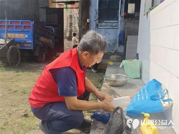 介休市敬老协会组织志愿者入户探访南张家庄村80岁张志杰老人家中为老人打扫室内外卫生刷洗锅碗瓢盆做饭包饺子 - 第4张