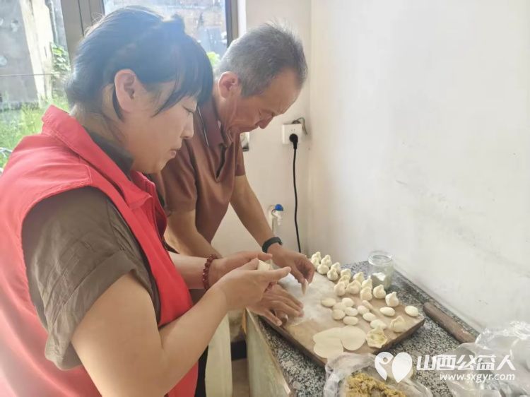 介休市敬老协会组织志愿者入户探访南张家庄村80岁张志杰老人家中为老人打扫室内外卫生刷洗锅碗瓢盆做饭包饺子 - 第6张