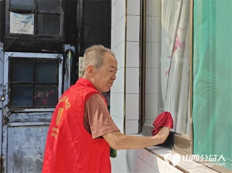 介休市敬老协会组织志愿者入户探访南张家庄村80岁张志杰老人家中为老人打扫室内外卫生刷洗锅碗瓢盆做饭包饺子 - 第8张
