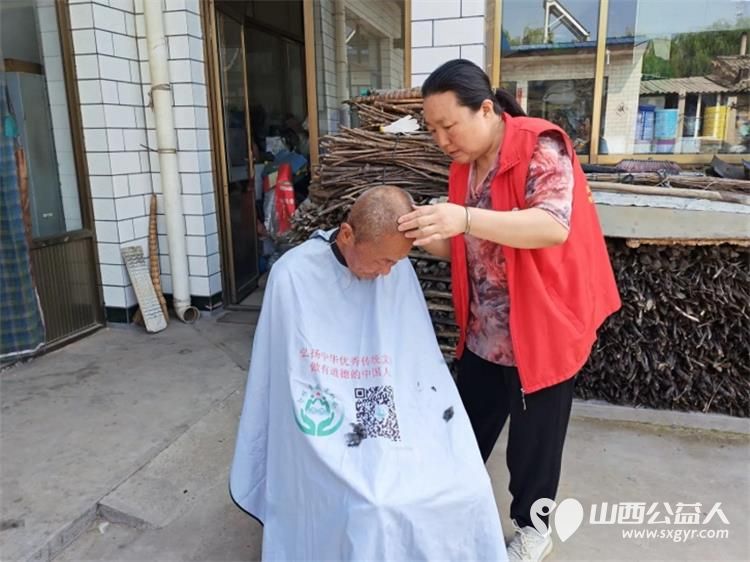 介休市敬老协会志愿者入户探访宋安村84岁侯明海老人家为老人打扫室内外卫生刷洗锅碗瓢盆理发做饭包饺子 - 第6张 - 山西公益人 介休市敬老协会志愿者入户探访宋安村84岁侯明海老人家为老人打扫室内外卫生刷洗锅碗瓢盆理发做饭包饺子 - 第6张