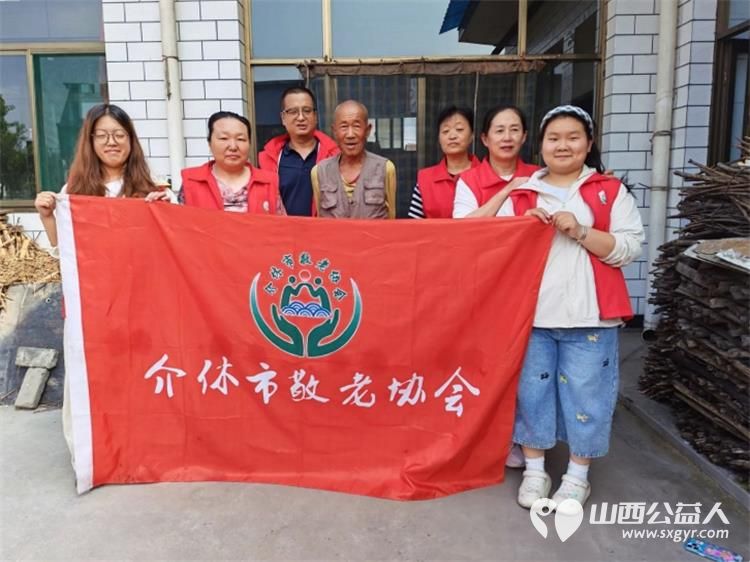 介休市敬老协会志愿者入户探访宋安村84岁侯明海老人家为老人打扫室内外卫生刷洗锅碗瓢盆理发做饭包饺子 - 第1张 - 山西公益人 介休市敬老协会志愿者入户探访宋安村84岁侯明海老人家为老人打扫室内外卫生刷洗锅碗瓢盆理发做饭包饺子 - 第1张