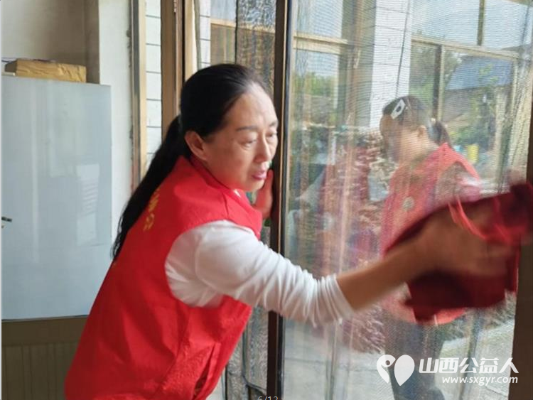 介休市敬老协会志愿者入户探访宋安村84岁侯明海老人家为老人打扫室内外卫生刷洗锅碗瓢盆理发做饭包饺子 - 第11张 - 山西公益人 介休市敬老协会志愿者入户探访宋安村84岁侯明海老人家为老人打扫室内外卫生刷洗锅碗瓢盆理发做饭包饺子 - 第11张