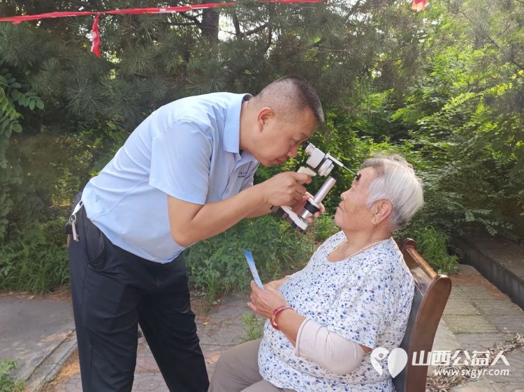 介休市敬老协会敬老爱老助老活动2026年8月8日走进宋古乡南张家庄村为老人提供爱心理发体检等服务用贴心志愿服务传递敬老爱老的温暖力量 - 第10张 - 山西公益人 介休市敬老协会敬老爱老助老活动2026年8月8日走进宋古乡南张家庄村为老人提供爱心理发体检等服务用贴心志愿服务传递敬老爱老的温暖力量 - 第10张