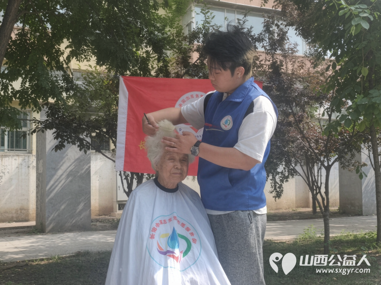 长治市小雨点志愿服务协会在小公园举办公益理发活动用心服务每一位前来的老人和居民收获了居民们的真诚认可 - 第9张 - 山西公益人 长治市小雨点志愿服务协会在小公园举办公益理发活动用心服务每一位前来的老人和居民收获了居民们的真诚认可 - 第9张