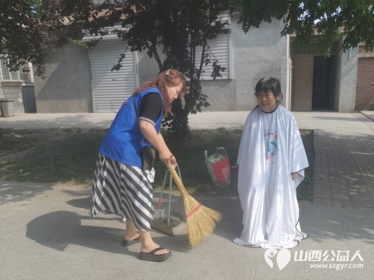 长治市小雨点志愿服务协会在小公园举办公益理发活动用心服务每一位前来的老人和居民收获了居民们的真诚认可 - 第8张 - 山西公益人 长治市小雨点志愿服务协会在小公园举办公益理发活动用心服务每一位前来的老人和居民收获了居民们的真诚认可 - 第8张