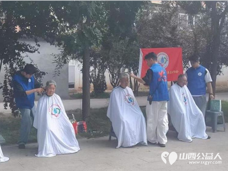 长治市小雨点志愿服务协会在小公园举办公益理发活动用心服务每一位前来的老人和居民收获了居民们的真诚认可 - 第2张 - 山西公益人 长治市小雨点志愿服务协会在小公园举办公益理发活动用心服务每一位前来的老人和居民收获了居民们的真诚认可 - 第2张