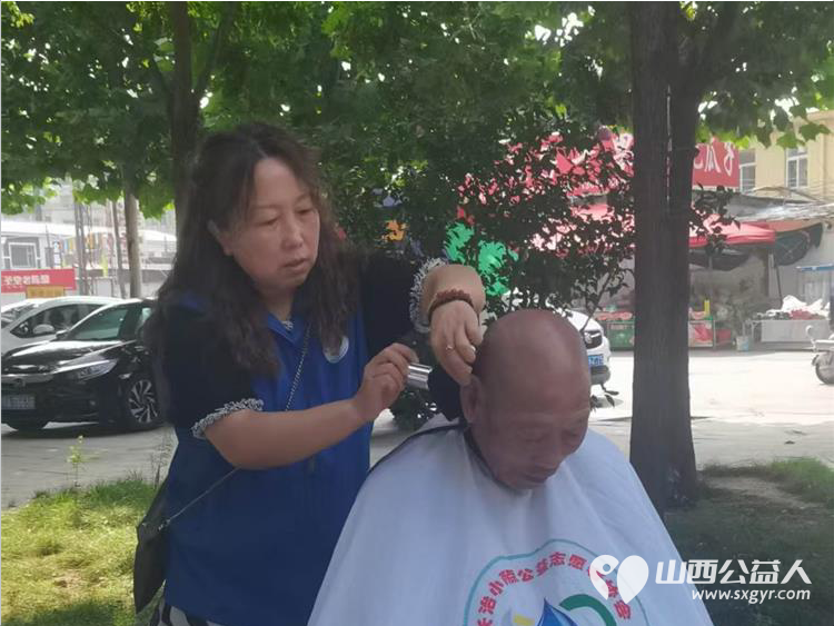 长治市小雨点志愿服务协会在小公园举办公益理发活动用心服务每一位前来的老人和居民收获了居民们的真诚认可 - 第6张 - 山西公益人 长治市小雨点志愿服务协会在小公园举办公益理发活动用心服务每一位前来的老人和居民收获了居民们的真诚认可 - 第6张
