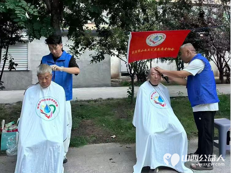 长治市小雨点志愿服务协会在小公园举办公益理发活动用心服务每一位前来的老人和居民收获了居民们的真诚认可 - 第5张 - 山西公益人 长治市小雨点志愿服务协会在小公园举办公益理发活动用心服务每一位前来的老人和居民收获了居民们的真诚认可 - 第5张