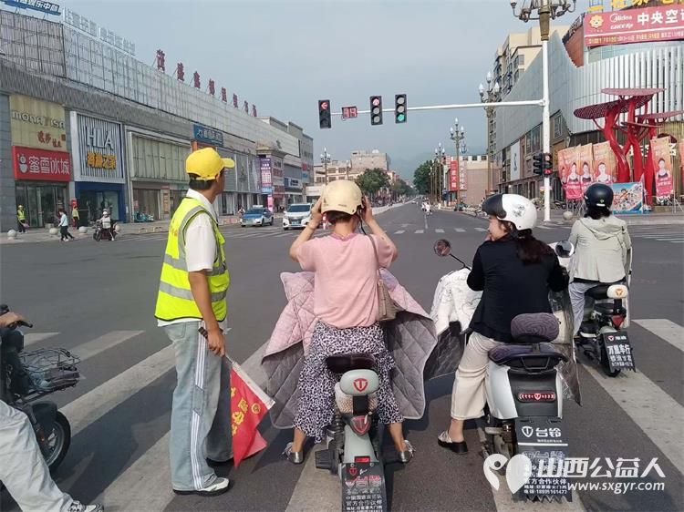 8月10日文水县爱心帮扶志愿者协会突击队的志愿者继续值守东门红绿灯下疏导交通维护通行秩序 - 第3张 - 山西公益人 8月10日文水县爱心帮扶志愿者协会突击队的志愿者继续值守东门红绿灯下疏导交通维护通行秩序 - 第3张