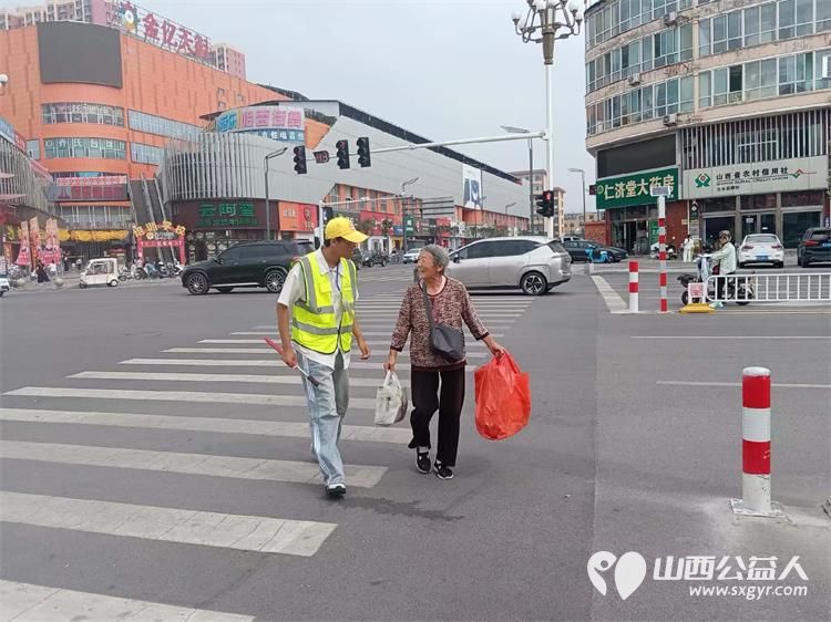 8月10日文水县爱心帮扶志愿者协会突击队的志愿者继续值守东门红绿灯下疏导交通维护通行秩序 - 第5张 - 山西公益人 8月10日文水县爱心帮扶志愿者协会突击队的志愿者继续值守东门红绿灯下疏导交通维护通行秩序 - 第5张