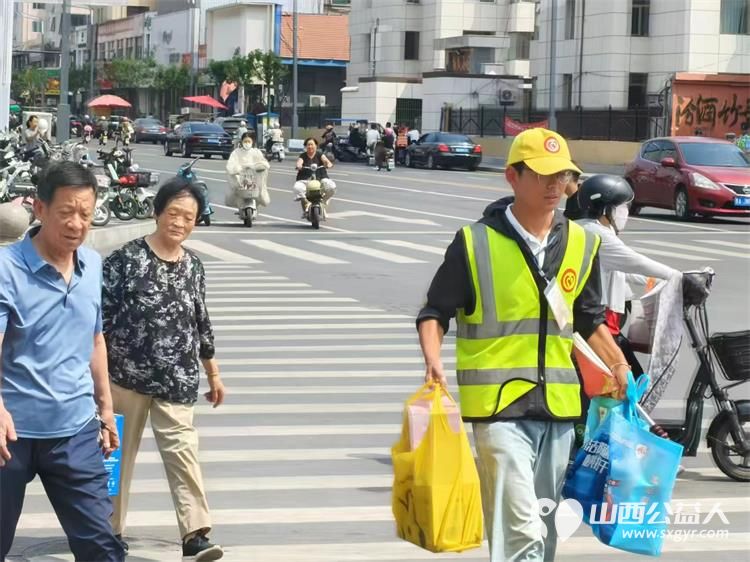 8月10日文水县爱心帮扶志愿者协会突击队的志愿者继续值守东门红绿灯下疏导交通维护通行秩序 - 第4张 - 山西公益人 8月10日文水县爱心帮扶志愿者协会突击队的志愿者继续值守东门红绿灯下疏导交通维护通行秩序 - 第4张