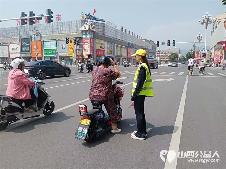8月10日文水县爱心帮扶志愿者协会突击队的志愿者继续值守东门红绿灯下疏导交通维护通行秩序 - 第9张 - 山西公益人 8月10日文水县爱心帮扶志愿者协会突击队的志愿者继续值守东门红绿灯下疏导交通维护通行秩序 - 第9张