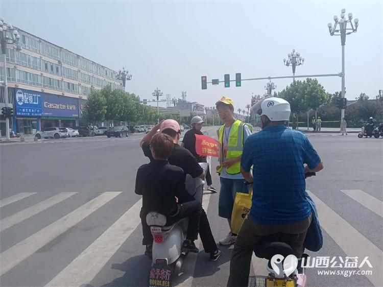 8月10日文水县爱心帮扶志愿者协会突击队的志愿者继续值守东门红绿灯下疏导交通维护通行秩序 - 第8张 - 山西公益人 8月10日文水县爱心帮扶志愿者协会突击队的志愿者继续值守东门红绿灯下疏导交通维护通行秩序 - 第8张