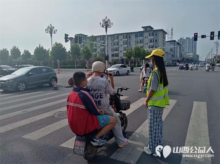 8月10日文水县爱心帮扶志愿者协会突击队的志愿者继续值守东门红绿灯下疏导交通维护通行秩序 - 第7张 - 山西公益人 8月10日文水县爱心帮扶志愿者协会突击队的志愿者继续值守东门红绿灯下疏导交通维护通行秩序 - 第7张