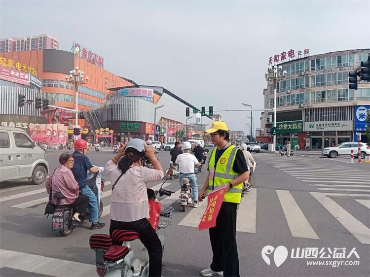 8月10日文水县爱心帮扶志愿者协会突击队的志愿者继续值守东门红绿灯下疏导交通维护通行秩序 - 第6张 - 山西公益人 8月10日文水县爱心帮扶志愿者协会突击队的志愿者继续值守东门红绿灯下疏导交通维护通行秩序 - 第6张
