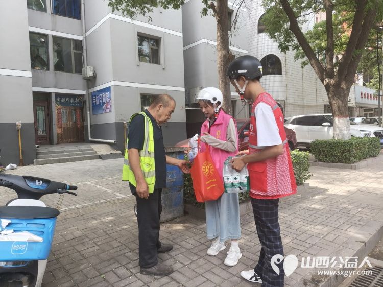 秋启新序送关爱致敬一线环卫人｜文水县爱心帮扶志愿者协会开展关爱环卫工人送清凉志愿服务活动包含矿泉水橘子粉洗衣液护手霜洗洁精香皂以及爱心手提袋 - 第17张