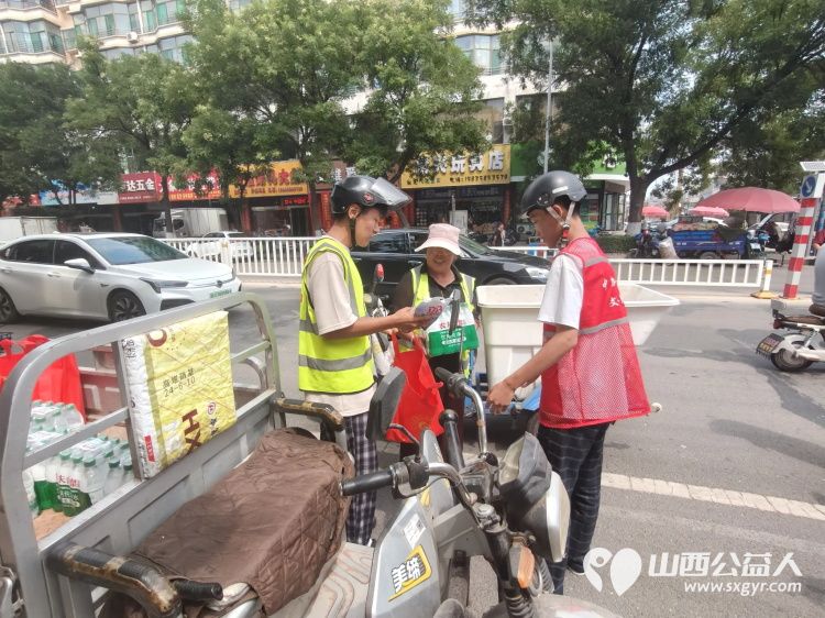 秋启新序送关爱致敬一线环卫人｜文水县爱心帮扶志愿者协会开展关爱环卫工人送清凉志愿服务活动包含矿泉水橘子粉洗衣液护手霜洗洁精香皂以及爱心手提袋 - 第14张