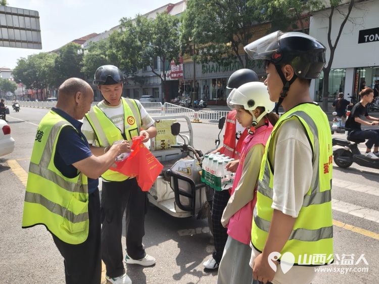 秋启新序送关爱致敬一线环卫人｜文水县爱心帮扶志愿者协会开展关爱环卫工人送清凉志愿服务活动包含矿泉水橘子粉洗衣液护手霜洗洁精香皂以及爱心手提袋 - 第3张