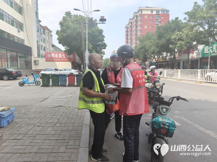 秋启新序送关爱致敬一线环卫人｜文水县爱心帮扶志愿者协会开展关爱环卫工人送清凉志愿服务活动包含矿泉水橘子粉洗衣液护手霜洗洁精香皂以及爱心手提袋 - 第16张