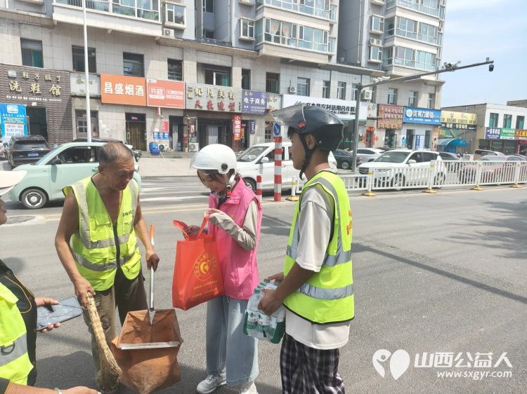 秋启新序送关爱致敬一线环卫人｜文水县爱心帮扶志愿者协会开展关爱环卫工人送清凉志愿服务活动包含矿泉水橘子粉洗衣液护手霜洗洁精香皂以及爱心手提袋 - 第15张