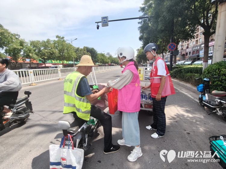 秋启新序送关爱致敬一线环卫人｜文水县爱心帮扶志愿者协会开展关爱环卫工人送清凉志愿服务活动包含矿泉水橘子粉洗衣液护手霜洗洁精香皂以及爱心手提袋 - 第12张