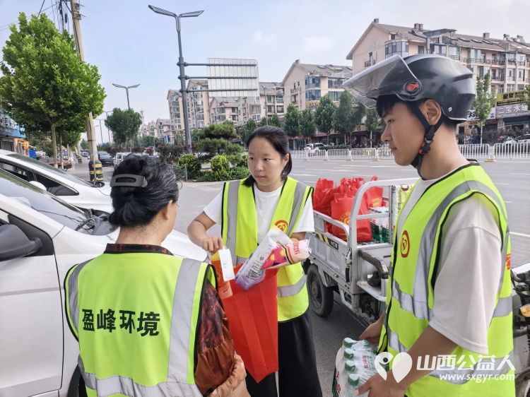 秋启新序送关爱致敬一线环卫人｜文水县爱心帮扶志愿者协会开展关爱环卫工人送清凉志愿服务活动包含矿泉水橘子粉洗衣液护手霜洗洁精香皂以及爱心手提袋 - 第13张