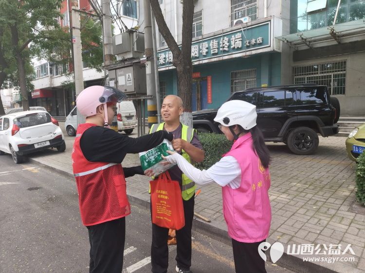 秋启新序送关爱致敬一线环卫人｜文水县爱心帮扶志愿者协会开展关爱环卫工人送清凉志愿服务活动包含矿泉水橘子粉洗衣液护手霜洗洁精香皂以及爱心手提袋 - 第10张