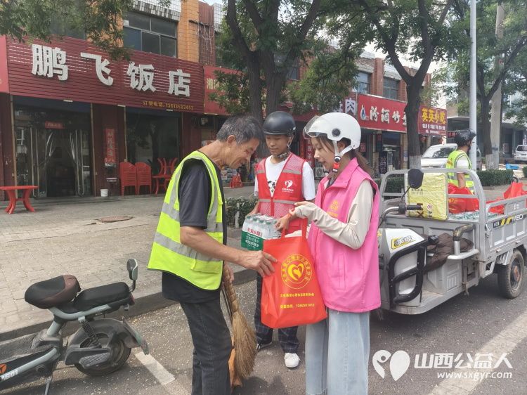 秋启新序送关爱致敬一线环卫人｜文水县爱心帮扶志愿者协会开展关爱环卫工人送清凉志愿服务活动包含矿泉水橘子粉洗衣液护手霜洗洁精香皂以及爱心手提袋 - 第11张