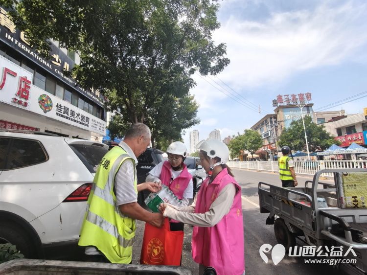 秋启新序送关爱致敬一线环卫人｜文水县爱心帮扶志愿者协会开展关爱环卫工人送清凉志愿服务活动包含矿泉水橘子粉洗衣液护手霜洗洁精香皂以及爱心手提袋 - 第8张