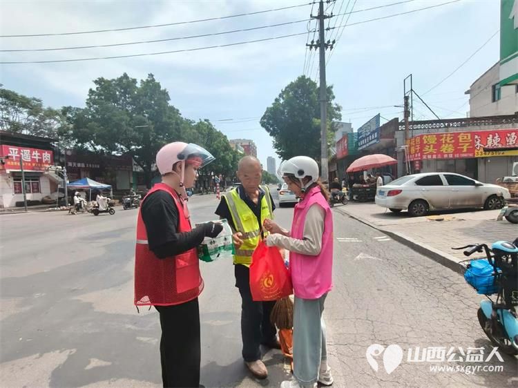 秋启新序送关爱致敬一线环卫人｜文水县爱心帮扶志愿者协会开展关爱环卫工人送清凉志愿服务活动包含矿泉水橘子粉洗衣液护手霜洗洁精香皂以及爱心手提袋 - 第6张