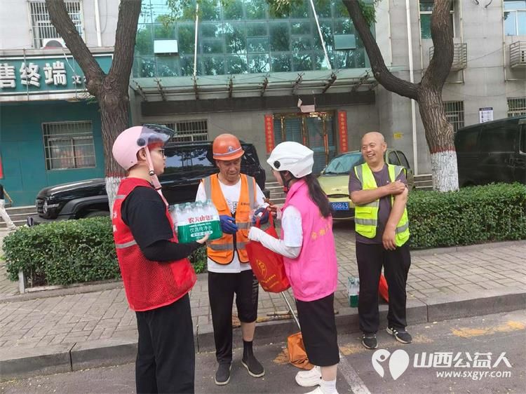 秋启新序送关爱致敬一线环卫人｜文水县爱心帮扶志愿者协会开展关爱环卫工人送清凉志愿服务活动包含矿泉水橘子粉洗衣液护手霜洗洁精香皂以及爱心手提袋 - 第7张