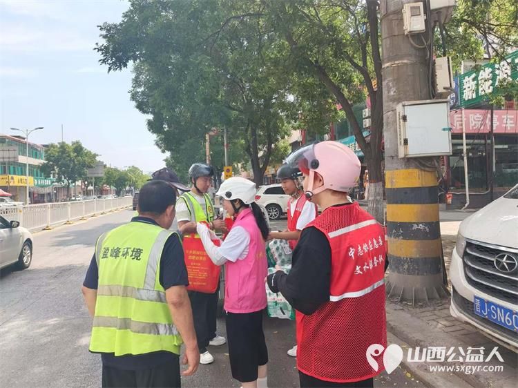 秋启新序送关爱致敬一线环卫人｜文水县爱心帮扶志愿者协会开展关爱环卫工人送清凉志愿服务活动包含矿泉水橘子粉洗衣液护手霜洗洁精香皂以及爱心手提袋 - 第5张