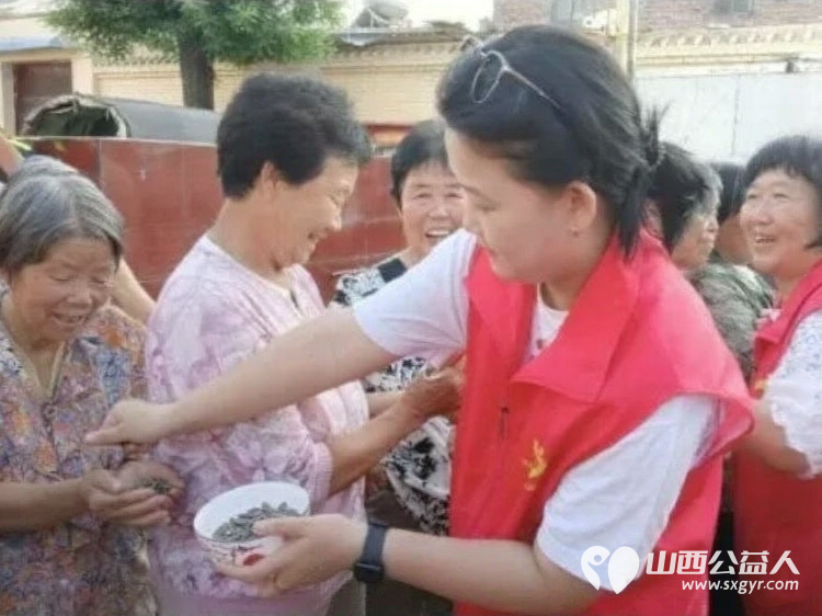 致敬老兵传承红色血脉同心拥军共叙鱼水深情----忻州市爱心公益协会走进南胡村开展拥军慰问文艺演出志愿者依照帮扶名单分装慰问物资送到村内11位重点帮扶对象手中 - 第48张 - 山西公益人 致敬老兵传承红色血脉同心拥军共叙鱼水深情----忻州市爱心公益协会走进南胡村开展拥军慰问文艺演出志愿者依照帮扶名单分装慰问物资送到村内11位重点帮扶对象手中 - 第48张
