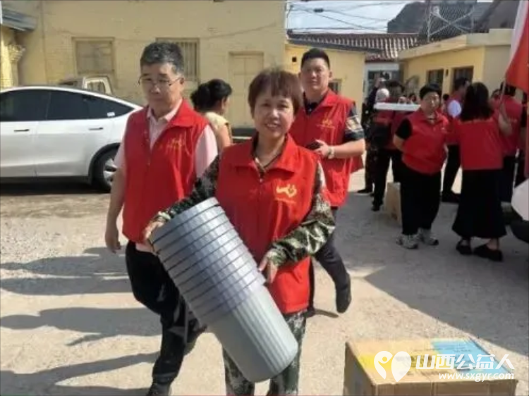 致敬老兵传承红色血脉同心拥军共叙鱼水深情----忻州市爱心公益协会走进南胡村开展拥军慰问文艺演出志愿者依照帮扶名单分装慰问物资送到村内11位重点帮扶对象手中 - 第44张 - 山西公益人 致敬老兵传承红色血脉同心拥军共叙鱼水深情----忻州市爱心公益协会走进南胡村开展拥军慰问文艺演出志愿者依照帮扶名单分装慰问物资送到村内11位重点帮扶对象手中 - 第44张