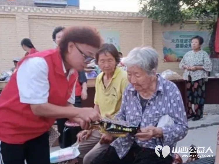 致敬老兵传承红色血脉同心拥军共叙鱼水深情----忻州市爱心公益协会走进南胡村开展拥军慰问文艺演出志愿者依照帮扶名单分装慰问物资送到村内11位重点帮扶对象手中 - 第21张 - 山西公益人 致敬老兵传承红色血脉同心拥军共叙鱼水深情----忻州市爱心公益协会走进南胡村开展拥军慰问文艺演出志愿者依照帮扶名单分装慰问物资送到村内11位重点帮扶对象手中 - 第21张