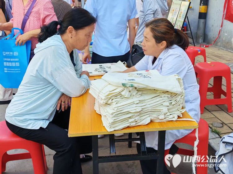 志愿服务进社区健康活动暖人心----2026年8月13日介休市敬老协会志愿者在西南街道南河沿社区践行为老服务理念为社区所有老人爱心理发义诊等多项贴心服务 - 第39张