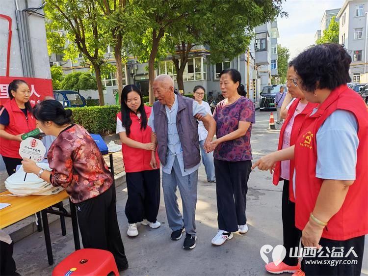 志愿服务进社区健康活动暖人心----2026年8月13日介休市敬老协会志愿者在西南街道南河沿社区践行为老服务理念为社区所有老人爱心理发义诊等多项贴心服务 - 第33张