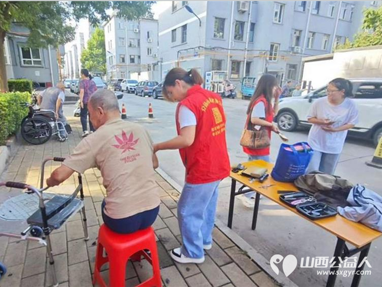 志愿服务进社区健康活动暖人心----2026年8月13日介休市敬老协会志愿者在西南街道南河沿社区践行为老服务理念为社区所有老人爱心理发义诊等多项贴心服务 - 第24张