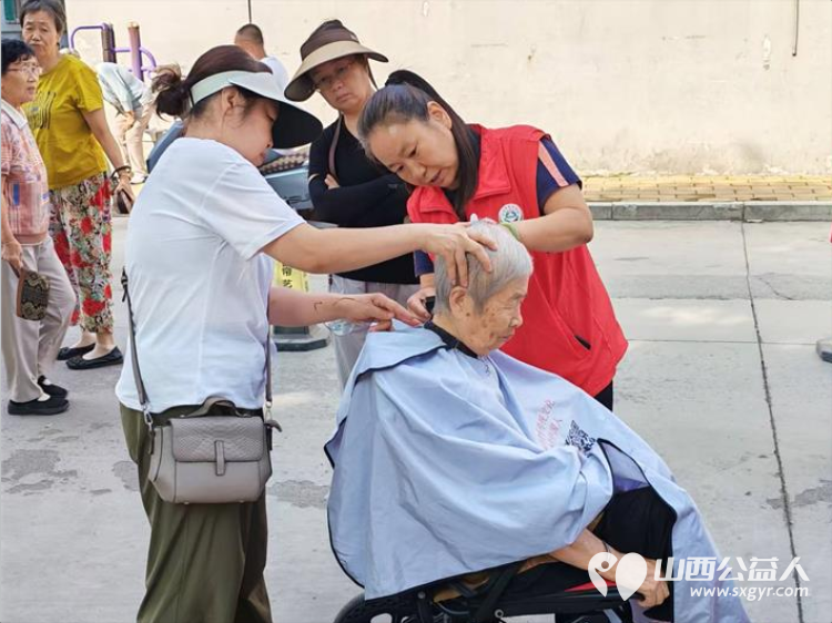 志愿服务进社区健康活动暖人心----2026年8月13日介休市敬老协会志愿者在西南街道南河沿社区践行为老服务理念为社区所有老人爱心理发义诊等多项贴心服务 - 第5张