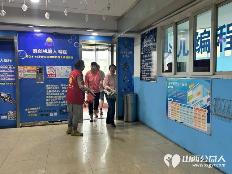 阳泉市义工联合会携阳泉九达国际影城邀请85位老人免费观看了热播电影功夫女足陪老人们看一场电影让温暖陪伴点亮老人们的幸福时光 - 第4张 - 山西公益人 阳泉市义工联合会携阳泉九达国际影城邀请85位老人免费观看了热播电影功夫女足陪老人们看一场电影让温暖陪伴点亮老人们的幸福时光 - 第4张