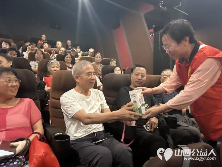 阳泉市义工联合会携阳泉九达国际影城邀请85位老人免费观看了热播电影功夫女足陪老人们看一场电影让温暖陪伴点亮老人们的幸福时光 - 第9张 - 山西公益人 阳泉市义工联合会携阳泉九达国际影城邀请85位老人免费观看了热播电影功夫女足陪老人们看一场电影让温暖陪伴点亮老人们的幸福时光 - 第9张