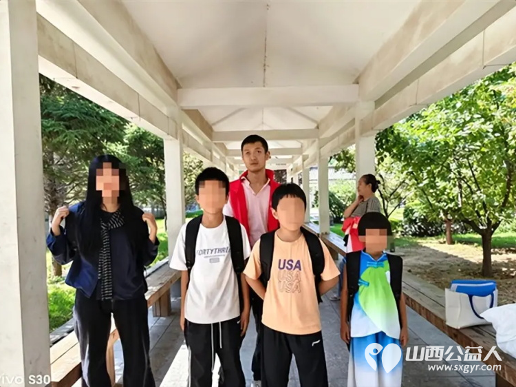 长治市阳光困境儿童帮扶协会开展2026年困境儿童陪伴服务活动本年度一对一成长礼包陆续发放到的孩子们手中一句句稚嫩真诚的道谢让现场暖意融融 - 第2张 - 山西公益人 长治市阳光困境儿童帮扶协会开展2026年困境儿童陪伴服务活动本年度一对一成长礼包陆续发放到的孩子们手中一句句稚嫩真诚的道谢让现场暖意融融 - 第2张