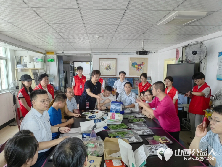 党建引领公益传递金融温度----建设银行山西省分行金融科技部党支部走进太原市安健儿公益服务中心看望孤独症孩子们带去了好多好多的礼物 - 第9张