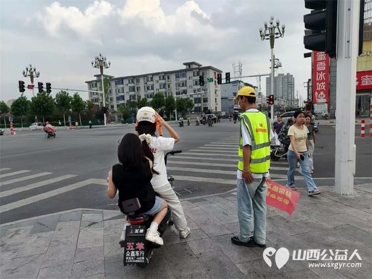 8月11日文水县爱心帮扶志愿者协会突击队的志愿者继续值守在文水县东门红绿灯下疏导交通现场劝导市民文明出行遵守交规 - 第5张